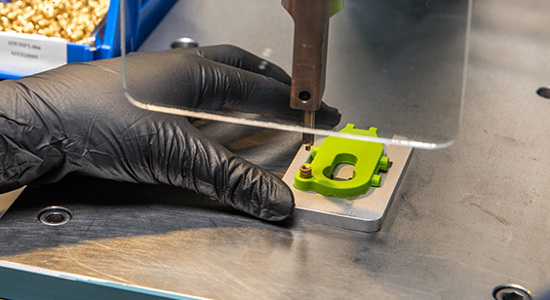 带热焊和超声波焊接的螺纹镶件