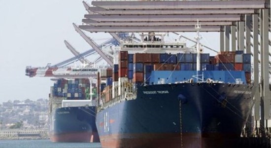 在港口装货的货船