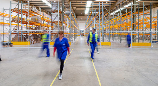 在仓库工作的人