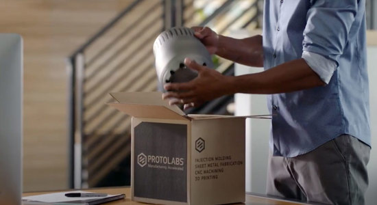 航空航天部件从交货箱中取出