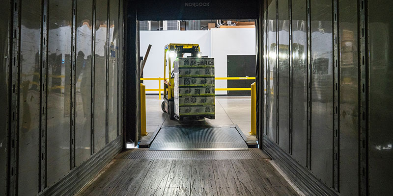 把集装箱装上卡车