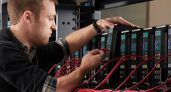 IT技术员在计算机集群上工作