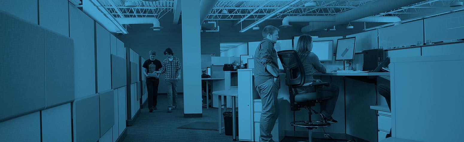 tecnici che discutono di un modello CAD per stampa 3D