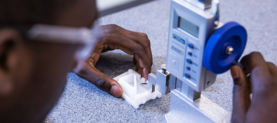 在计量实验室测量注塑件