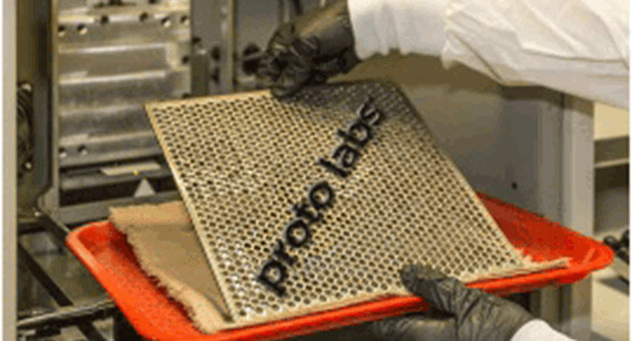 3D gedrucktes Bauteil beim Entnehmen
