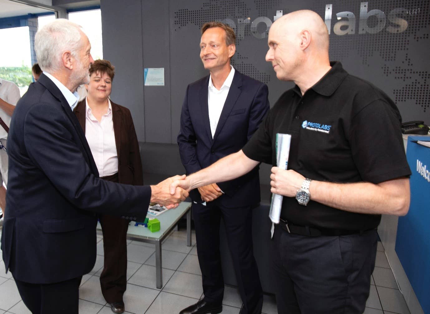 Jeremy Corbyn在Protolabs位于Telford的制造工厂会见Protolabs副总裁兼欧洲董事总经理Bjoern Klaas(中)和Protolabs特别运营经理Stephen Dyson(©Protolabs 2018)