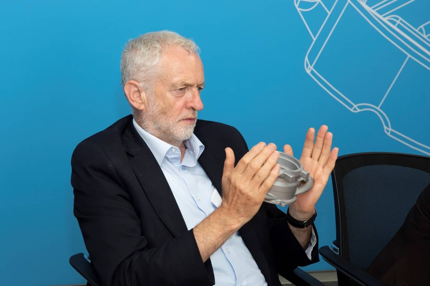 Jeremy Corbyn在Telford的Protolabs制造工厂拿着3D打印原型(©Protolabs 2018)