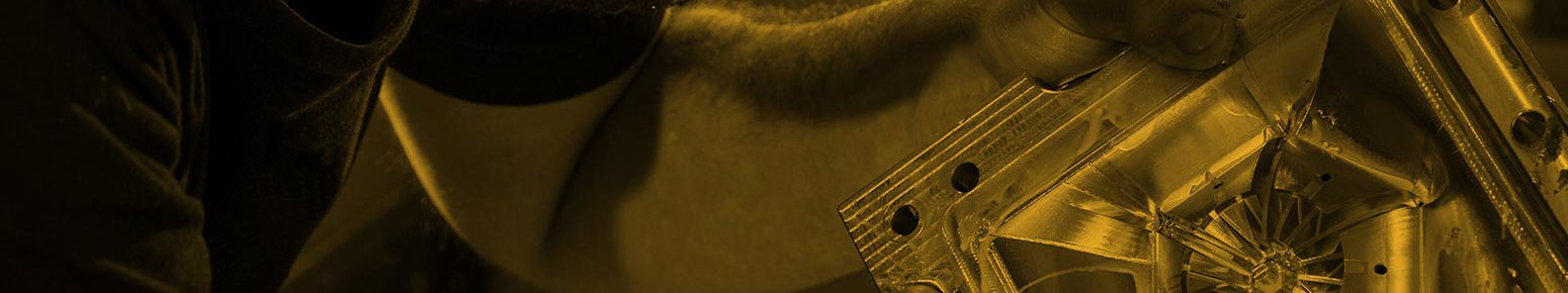 technik badający blok wtryskowy