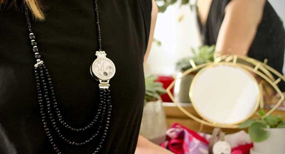 Twin-C indossato in una collana