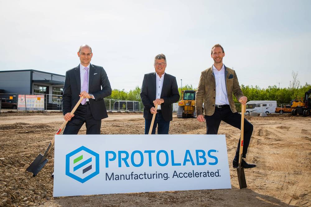Spatenstich: Herr Meier (Finanzdirektor Proto Labs Germany GmbH), Herr Klostermeier (Bürgermeister Putzbrunn),                                                                                          Herr Cohn (Geschäftsführer Proto Labs Germany GmbH)