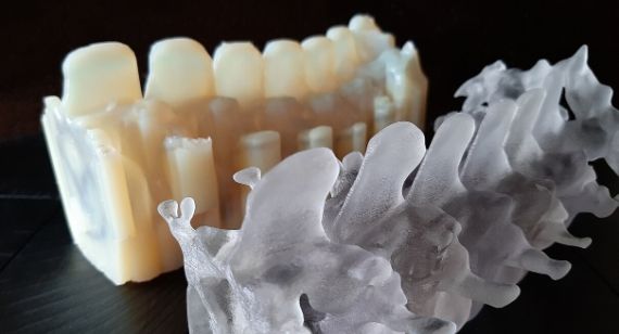 PolyJet零件支架移除前后