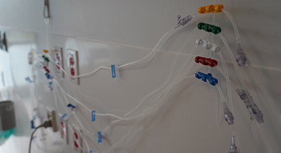 高架线安装在墙上