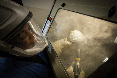 一名3D打印技术人员对尼龙SLS部件进行喷丸