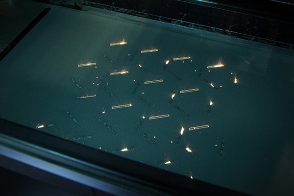 金属粉末从复杂的铝制部件上被刷去