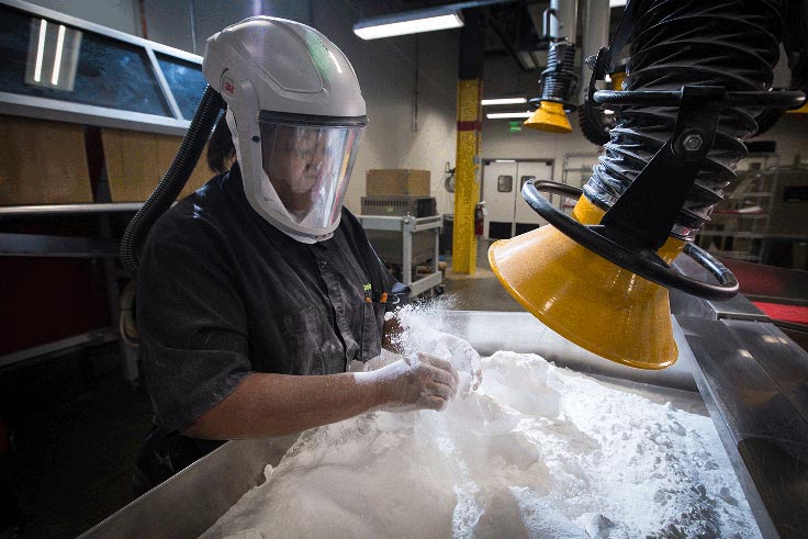 3D打印技术人员从SLS部件中去除尼龙粉末