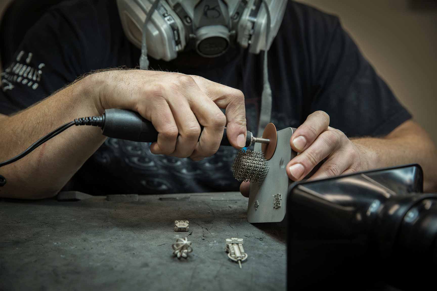 3D打印技术人员移除DMLS部件上的金属支撑