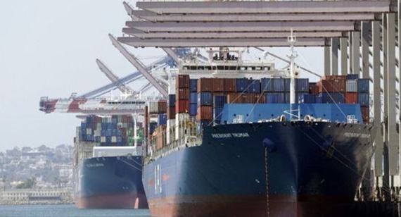 在港口装货的货船