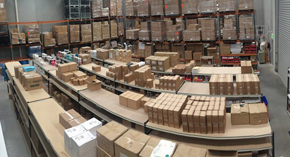 仓库里的箱子已经准备好发货了