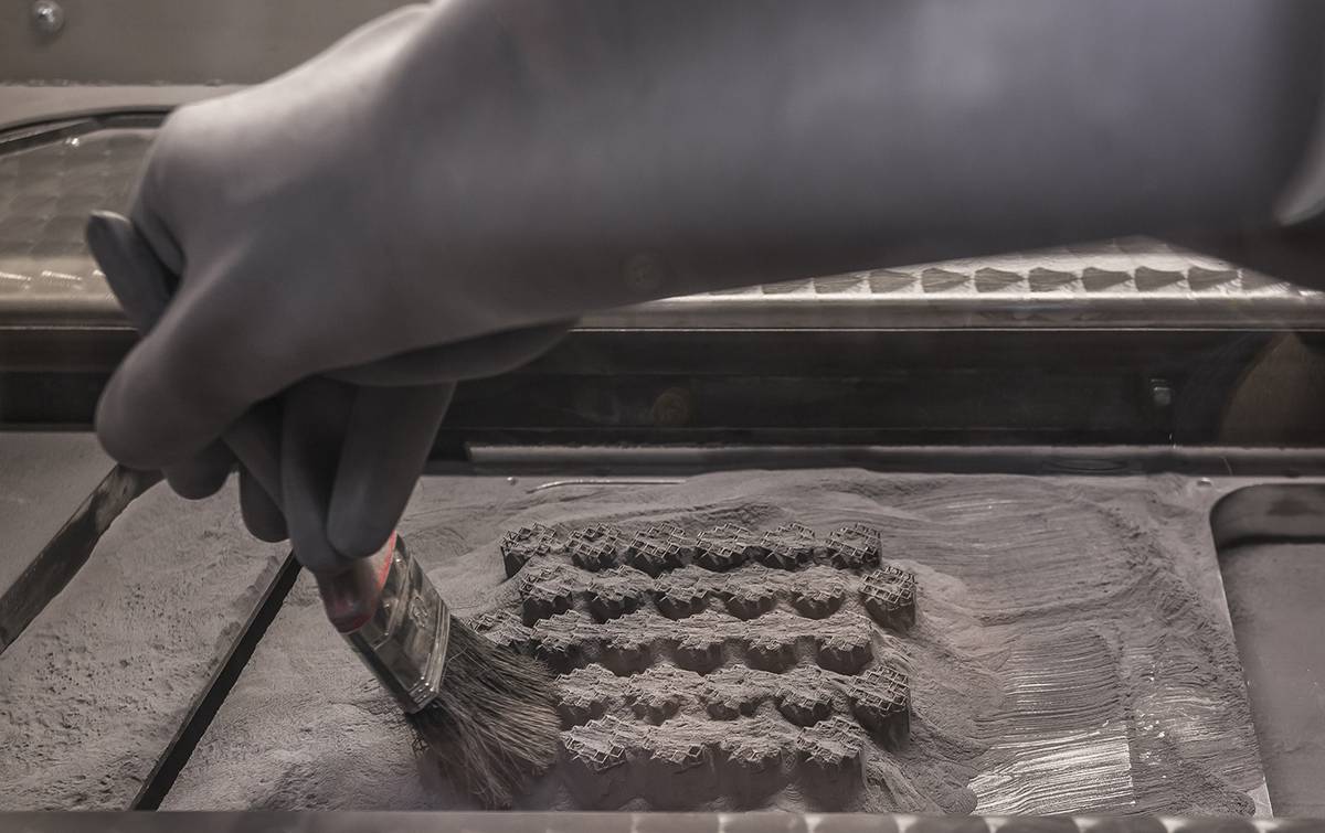 佩齐穿着浅黄色衣服