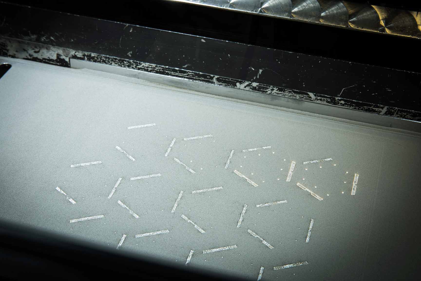 激光将金属粉末一层层熔在一起，形成最终的零件