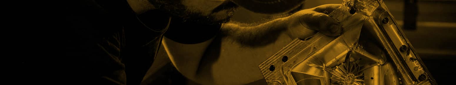 Inżynier trzymający wyprodukowanoformz