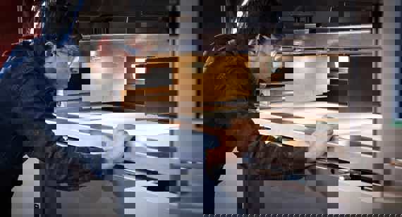 联合国技术的处理方法是通过烧结激光选择性地对尼龙进行抛光