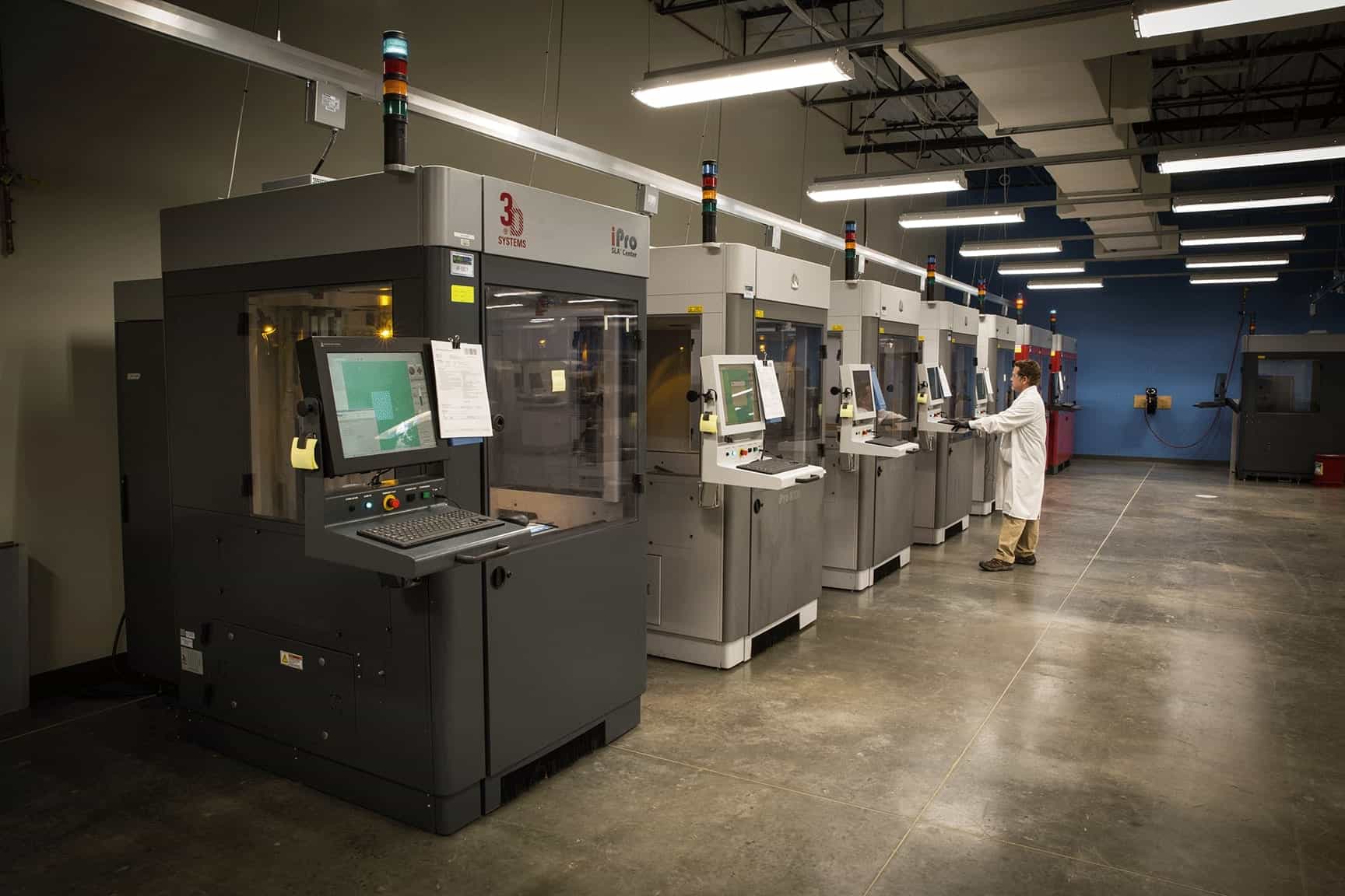 una riga di macchine di stereolitografia di grande formato