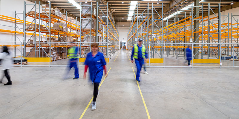 在仓库工作的人