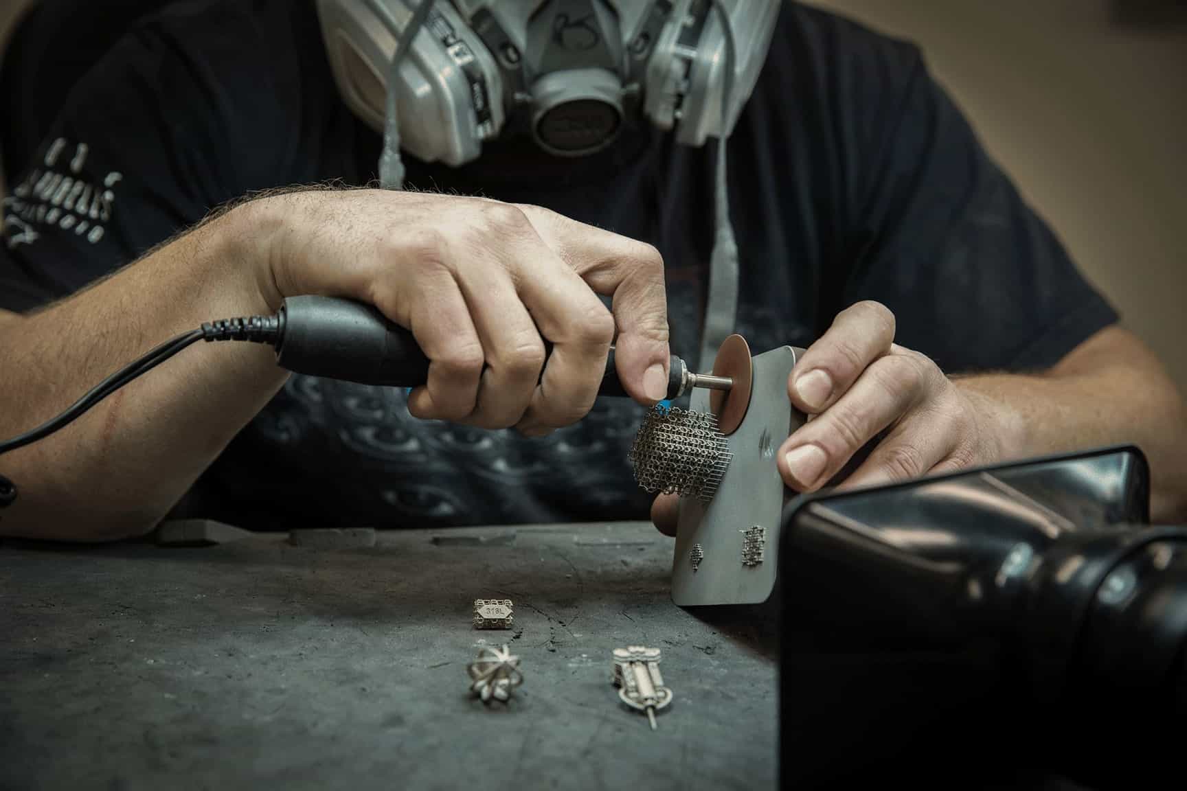 3D打印技术人员移除DMLS部件上的金属支架