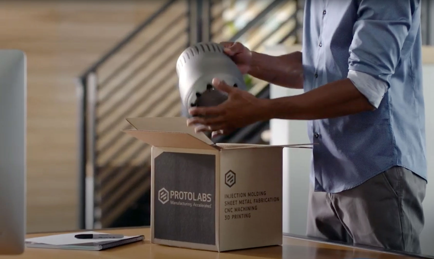 航空航天部件从交货箱中取出