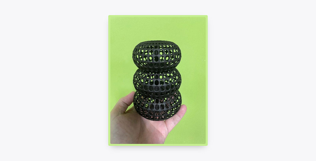 手握黑色3D打印部件