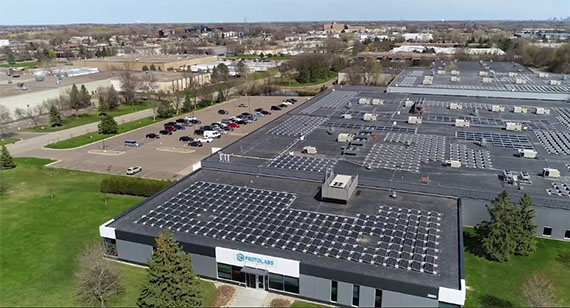 原型实验室成型设备上的太阳能电池板