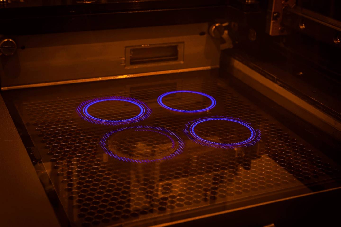 curvatura con laser UV di un pezzo realizzato con stereolitografia